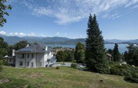 Трехэтажная вилла с видом на озеро, парк и горы в Бавено, Пьемонт, Италия за 13 000 € в неделю