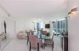 Апартаменты с дизайнерской отделкой и панорамным видом на океан, в резиденции с бассейном, причалом и бизнес-центром, Майами за $824 000