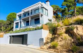 Трехэтажная вилла с бассейном и видом на море, Ллорет‑де-Мар, Испания за $829 000