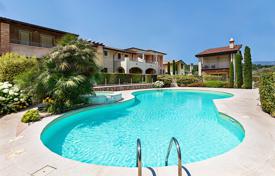 Трехкомнатная квартира с садом в резиденции с бассейном, рядом с озером, Манерба-дель-Гарда, Италия. Цена по запросу