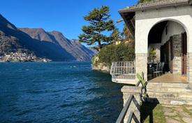 Великолепная вилла с частным причалом, террасой над водой и бассейном прямо на берегу озера Комо, Ломбардия, Италия за 6 500 000 €