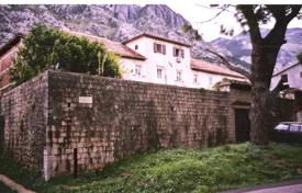 Старинный каменный коттедж на первой линии от моря в городке Доброта, Черногория за 630 000 €
