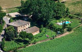 Двухэтажная вилла с бассейном в Монтерони-д’Арбия, Тоскана, Италия за 1 800 000 €