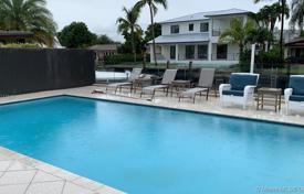 Комфортабельная вилла с задним двором, бассейном, зоной отдыха и гаражом, Майами, США за $1 300 000