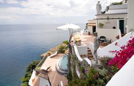 Отреставрированная историческая вилла с бассейном и панорамными видами на море, в 100 метрах от пляжа, Конка-дей-Марини, Италия за 6 900 € в неделю