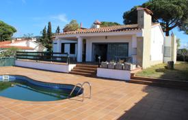 Красивая вилла с панорамным видом на море, бассейном и большим гаражом рядом с пляжем, Льорет‑де-Мар, Испания за 871 000 €