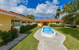 Просторная вилла с задним двором, бассейном, зоной отдыха и гаражом, Майами-Бич, США за $10 800 000