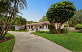 Уютная вилла с садом, задним двором, бассейном, летней кухней, зоной отдыха и двумя гаражами, Майами, США за $1 298 000