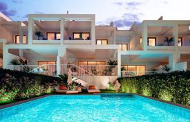 Двухэтажный таунхаус с садом и видом на море в резиденции с бассейном, Манильва, Испания за 513 000 €
