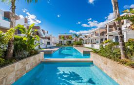 Таунхаус с садом, парковкой и солярием в жилом комплексе с бассейном, Сьюдад-Кесада, Испания за 456 000 €
