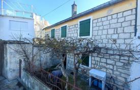 Продажа, Трогир, Чиово, двухквартирный дом, терраса, недалеко от моря за 175 000 €