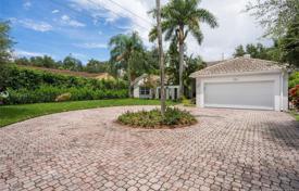 Просторная вилла с задним двором, бассейном, зоной отдыха, террасой и гаражом, Майами, США за $1 425 000