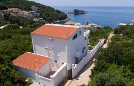 Уютный дом с террасой, видом на море и садом, на первой линии от пляжа, Бар, Черногория за 290 000 €