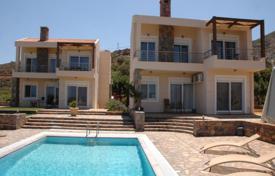 Две уютные виллы с террасами, бассейном и видом на море на одном просторном участке, недалеко от пляжа, Элунда, Крит, Греция за 1 250 000 €