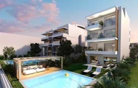 Малоэтажная резиденция с бассейном недалеко от побережья и ресторанов, рядом с центром Вулы, Греция за От 540 000 €