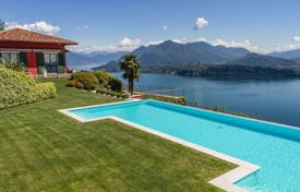 Просторная вилла с бассейном и видом на озеро Маджоре, Стреза, Италия за 6 900 € в неделю