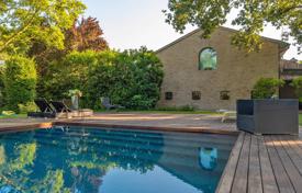 Двухэтажная вилла с бассейном, садом и гаражом, Равенна, Италия. Цена по запросу