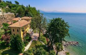 Просторная вилла с гостевым домом прямо на берегу озера, Манерба-дель-Гарда, Италия за 11 000 000 €