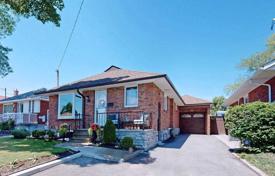 Дом в городе в Скарборо, Торонто, Онтарио,  Канада за C$1 135 000