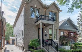 Дом в городе в Йорке, Торонто, Онтарио,  Канада за C$1 825 000