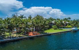 Комфортабельная вилла с бассейном, теннисным кортом, террасой и видом на залив, Корал Гейблс, США за $16 400 000
