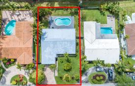 Комфортабельная вилла с задним двором, бассейном, патио и парковкой, Майами, США за 806 000 €