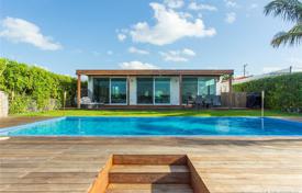 Просторная вилла с задним двором, бассейном и зоной отдыха, Майами-Бич, США за $2 300 000