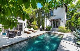 Потрясающая вилла с садом, задним двором, бассейном, зоной отдыха, террасой и гаражом, Майами, США за $1 585 000