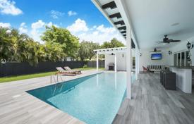 Современная вилла с задним двором, бассейном и террасой, Майами, США за 862 000 €