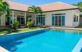 Светлая вилла с террасой, бассейном и садом в уютной резиденции, недалеко от пляжа, Раваи, Пхукет, Таиланд за $593 000