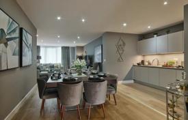 Меблированные трехкомнатные апартаменты с балконом в новой резиденции, Лондон, Великобритания за 616 000 €