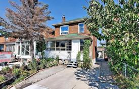 Дом в городе в Йорке, Торонто, Онтарио,  Канада за C$1 049 000