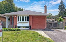 Дом в городе в Скарборо, Торонто, Онтарио,  Канада за C$1 258 000