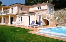 Двухэтажная вилла с бассейном, детской площадкой и панорамным видом на море, Мандельё, Франция за 6 400 € в неделю