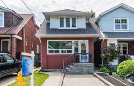 Дом в городе в Восточном Йорке, Торонто, Онтарио,  Канада за C$991 000