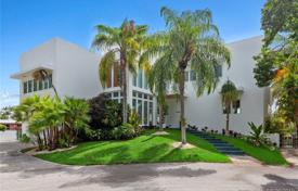 Современная вилла с задним двором, бассейном, террасой и гаражом, Корал Гейблс, США за $5 000 000
