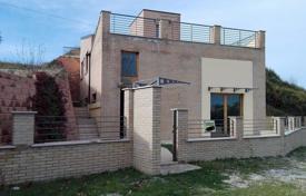 Двухэтажная вилла с террасами и живописным видом, Атри, Италия за 270 000 €
