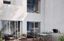 Элитный таунхаус в закрытой резиденции с бассейном и садом, Нуэва Андалусия, Испания за 665 000 €
