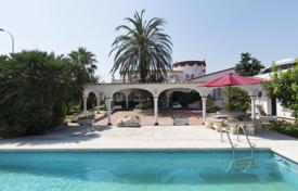 Просторная вилла с бассейном, крытой террасой, причалом и гостевым домом, в самом центре Эмпуриабрава, Испания за 2 495 000 €