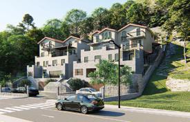 Квартиры в новом резиденции с бассейном и гаражом на первой линии у моря, Тиват, Черногория за 385 000 €