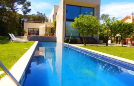 Меблированная вилла с садом, бассейном и гаражом, рядом с пляжем, Плайя‑де-Аро, Жирона, Испания за 6 900 € в неделю