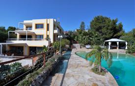 Вилла с панорамным бассейном, площадкой для барбекю и отдельными апартаментами, в двух минутах ходьбы от пляжа, Хесус, Ибица, Испания за 7 500 € в неделю