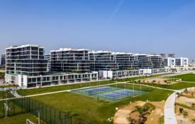 Современные апартаменты с балконом в жилом комплексе с полем для гольфа, теннисными кортами и бассейном, Дубай, ОАЭ. Цена по запросу