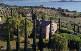 Отреставрированный фермерский дом с бассейном, оливковой рощей и видом на озеро, Маджоне, Италия за 11 800 € в неделю
