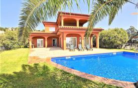 Меблированная вилла с бассейном, парковкой и террасами рядом с пляжем, Льорет‑де-Мар, Испания за 897 000 €