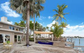 Уютная вилла с задним двориком, бассейном, террасой и видом на залив, Майами-Бич, США за 4 914 000 €