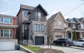 Дом в городе в Йорке, Торонто, Онтарио,  Канада за C$2 090 000