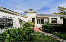 Одноэтажный коттедж с камином и большим садом в самом центре Майми-Бич, Флорида за $1 895 000