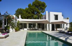 Двухэтажная вилла с тропическим садом и бассейном, Кала Оливера, Ибица, Испания за 8 800 € в неделю