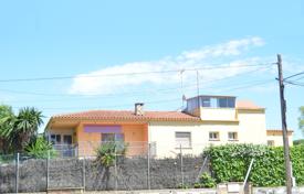 Трёхэтажный дом с террасами, 200 метров от пляжа, Байшадор, Испания. Цена по запросу